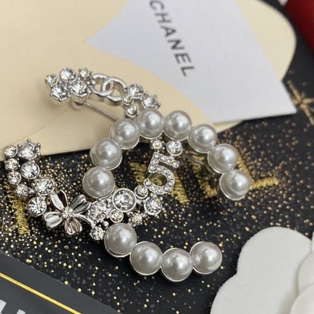 The latest Chanel counters are on sale at the same time. Chanel's latest pearl