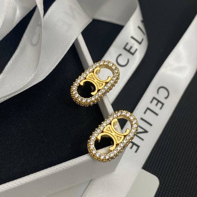 New batch of Celine Celine good quality carved crystal diamond letter earrings