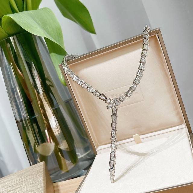 Bvlgari luxury full diamond snake necklace. The fascinating and exquisite desig