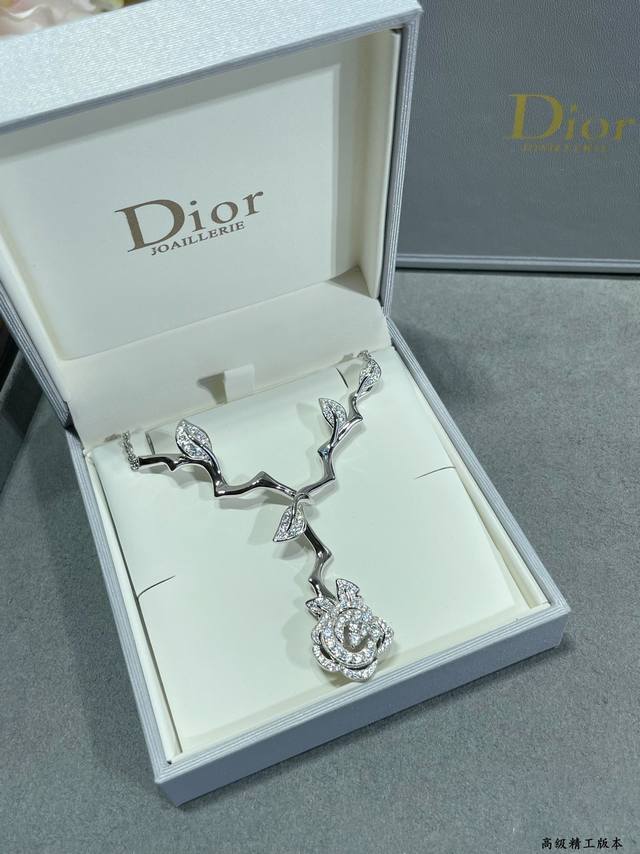 V gold Dior rose necklace, Dior Dior high-end jewelry Rosediorbagatelle series o