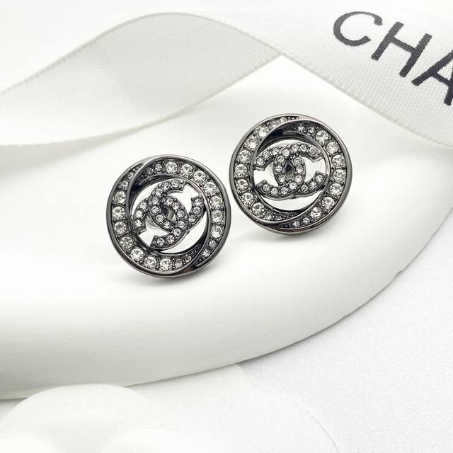 Chanel earrings are hot-selling and are now available. Chan 25 hollow round ful