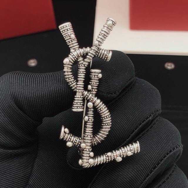 No.Yxz0037 Yvessaintlauren*Latest twist brooch consistent with Z batch brass mat