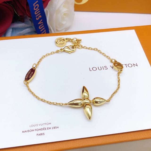 No. Lsl0002 Bracelet No. Lxl0002 Necklace Lv latest old flower necklace smooth