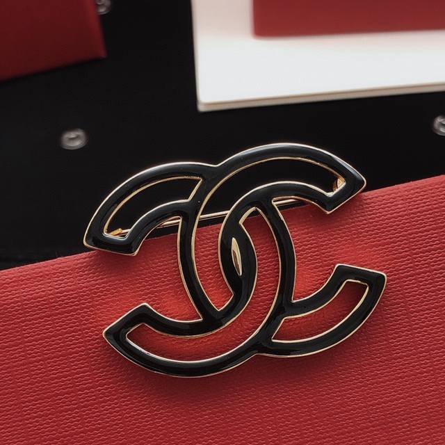 No. Xxz0220 Ch*Nel latest double C hollow drip oil black brooch consistent with