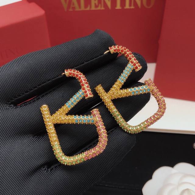 No.Ved0106 Valentino's latest V-shaped diamond earrings are made of brass and ar