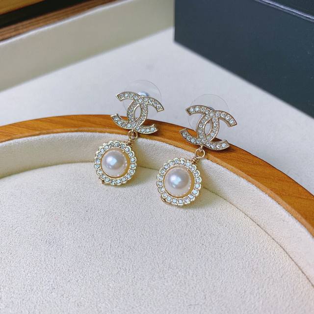 No.Xed0591 Chanel temperament sunflower rotating pearl round earrings are very b
