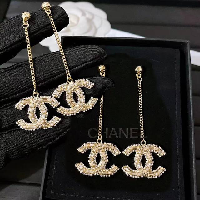 Xiaoxiang pearl tassel square diamond long earrings are a very classic series.