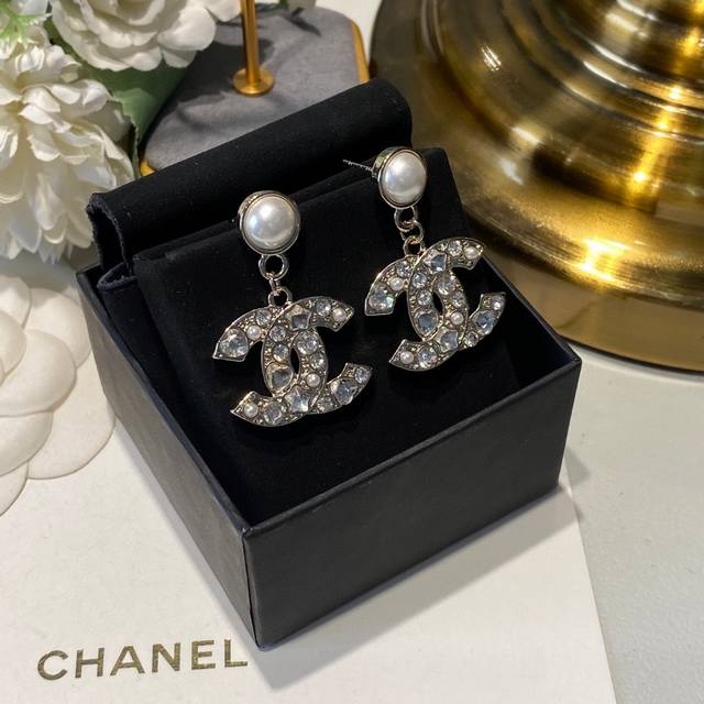 Chane Chanel five-pointed star heart pearl letter earrings are hot-selling. New