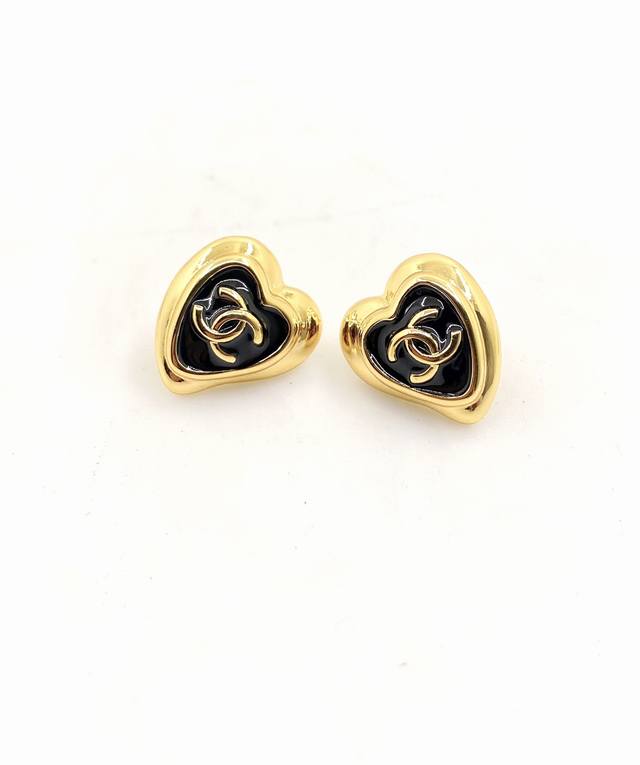 Ch*Nel Latest black asymmetrical heart earrings consistent Zp brass material DDD