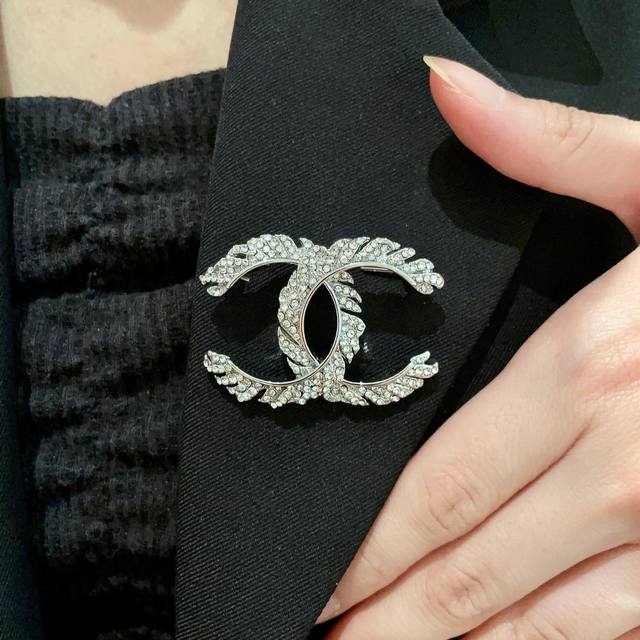 Chanel new products are released simultaneously at Chanel counters. The Chanel b
