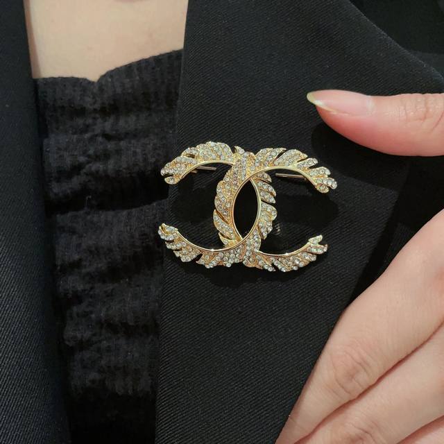 Chanel New Chanel counters are on sale at the same time. The Chanel brooch is th