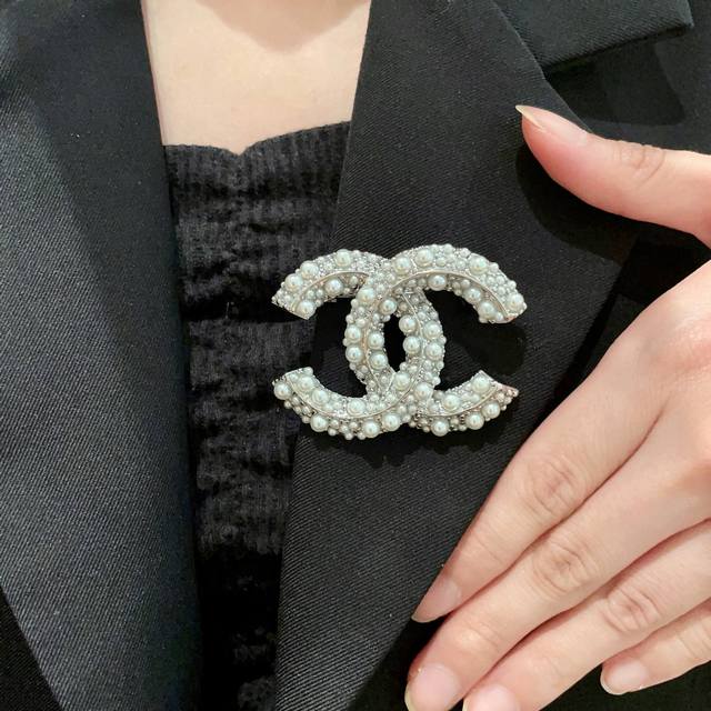 Chanel New Chanel counters are on sale at the same time. The Chanel brooch is th