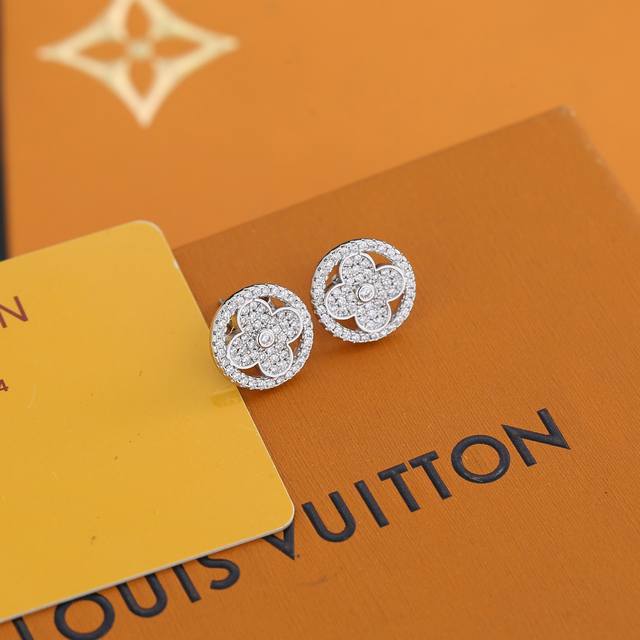 Beautiful Lv Louis Vuitton earrings are elegant, intellectual, classy and versa