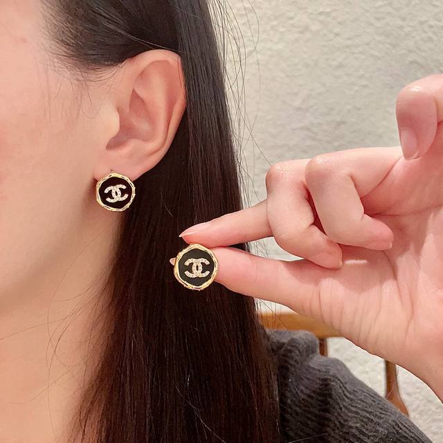 Chanel Chanel second-hand double C earrings. Chanel's styles really need no intr