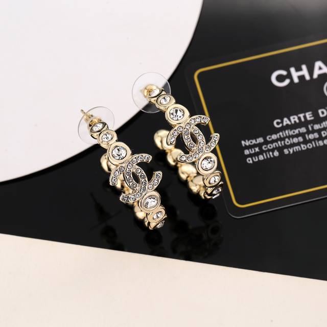 Xiaoxiang's new Chanel earrings are exactly the same as the original ones, high