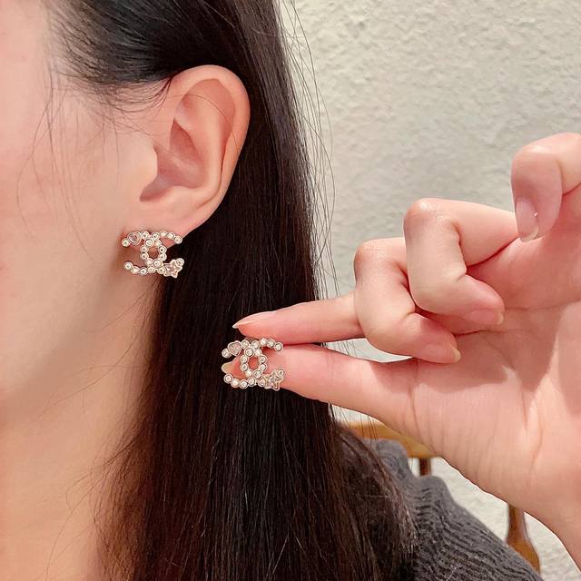 Chanel Chanel second-hand double C earrings. Chanel's styles really need no intr