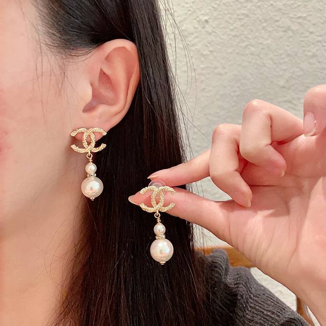 Chanel Chanel second-hand double C earrings. Chanel's styles really need no intr