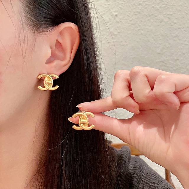 Chanel Chanel second-hand double C earrings. Chanel's styles really need no intr