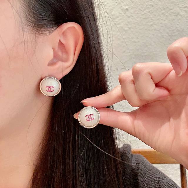 Chanel Chanel second-hand double C earrings. Chanel's styles really need no intr