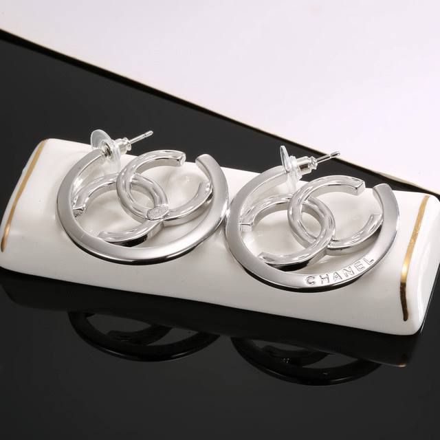Chanel Chanel classic double C earrings are very good-looking and versatile. The