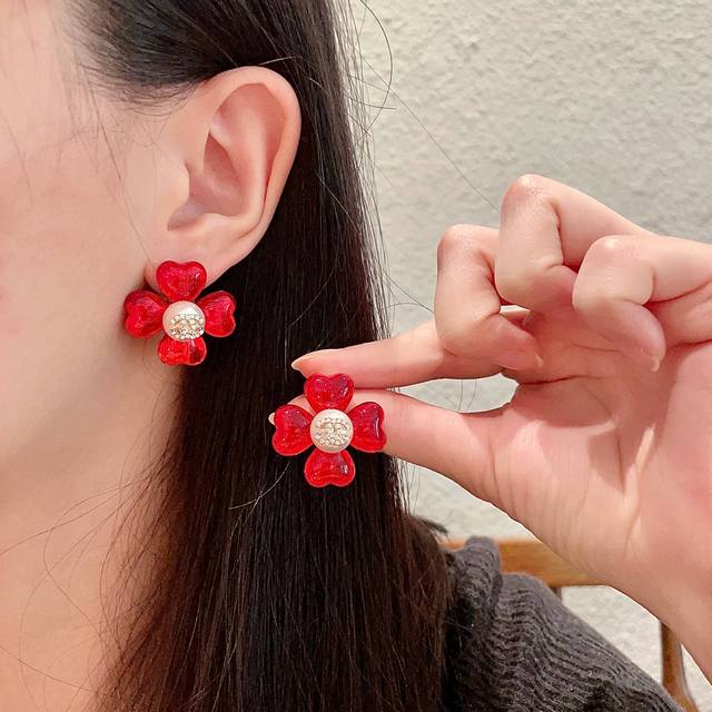 Chanel Chanel second-hand double C earrings. Chanel's styles really need no intr