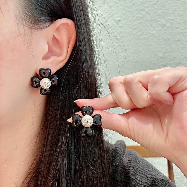 Chanel Chanel second-hand double C earrings. Chanel's styles really need no intr