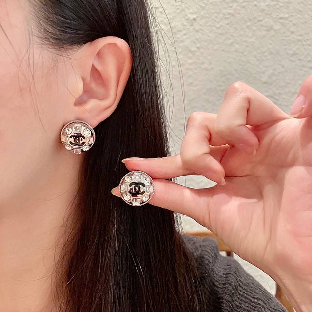 Chanel Chanel second-hand double C earrings. Chanel's styles really need no intr