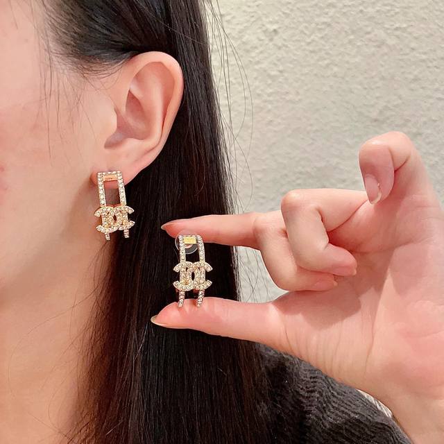 Chanel Chanel second-hand double C earrings. Chanel's styles really need no intr