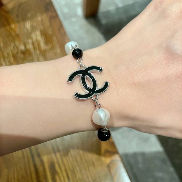 Chanel Chanel vintage letter bracelet Xiaoxiang's styles really need no introduc