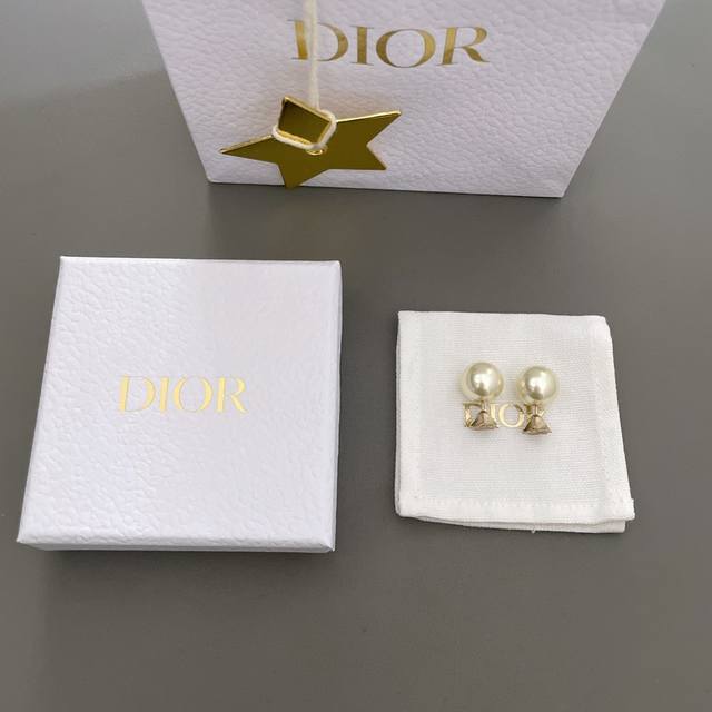 Our product D Small flower pearl earrings Z 3900! Very gentle and elegant! Class