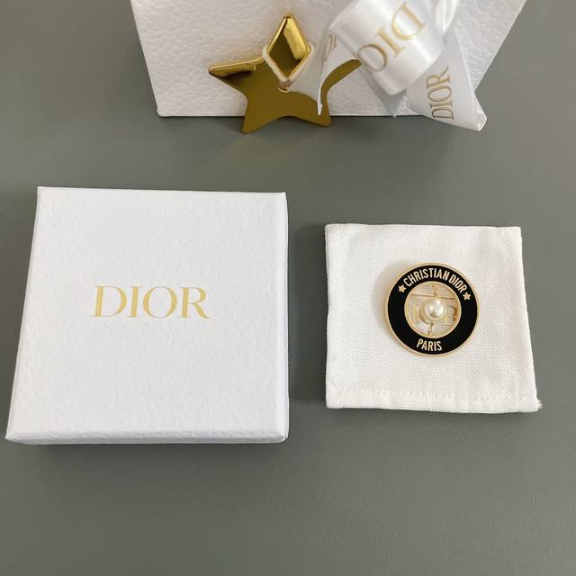 We produce D black circle letter brooch Z 3700, I like this season's navy style