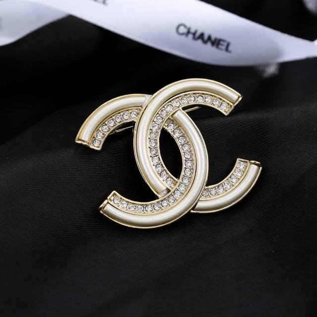 Chanel's new double C brooch is very finely crafted in every detail. This desig