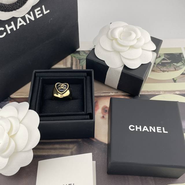We produce a fragrant black gold thick heart ring Z 4600. Customers who consult