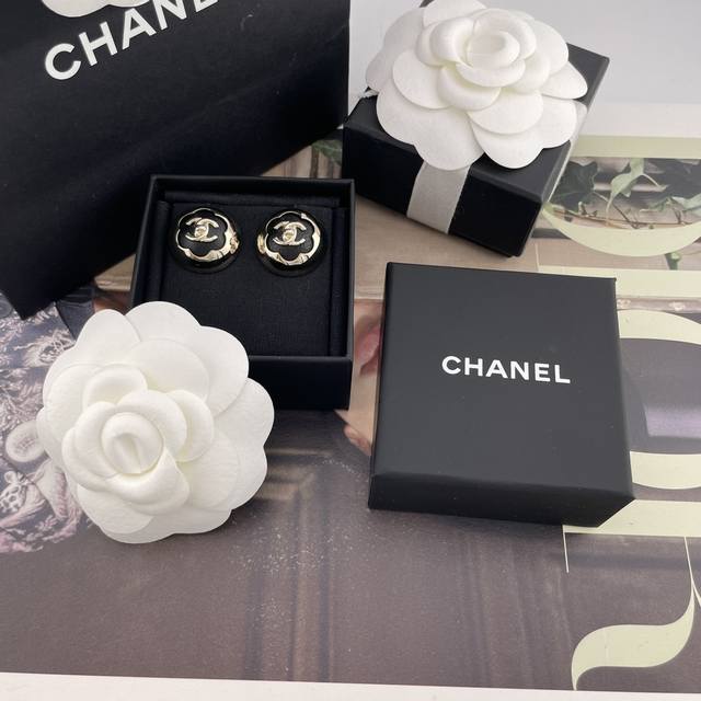 We produce black leather camellia hemispherical earrings Z 8000, please consult