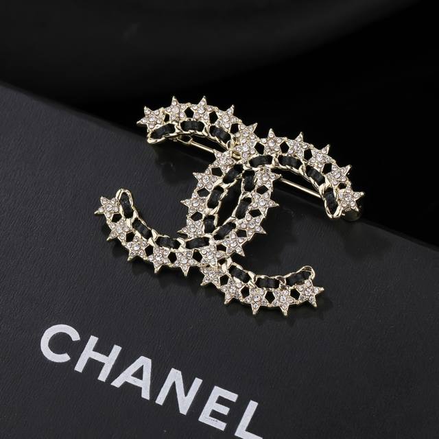Chanel's new double C brooch is very finely crafted in every detail. This desig