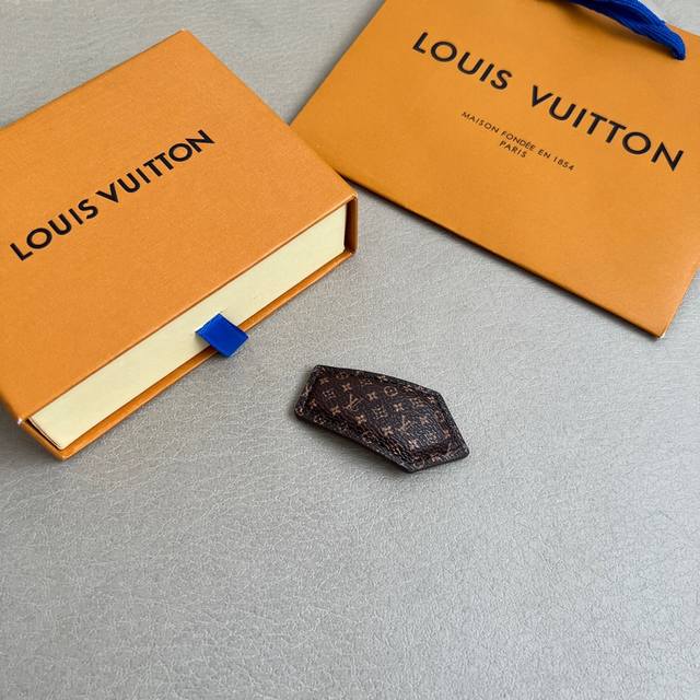 Single new Lv hairpin Louis Vuitton counter consistent material hot style shipm