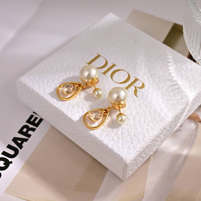 Dior's new style is loved by all the top brands. Dior's new earrings with metal
