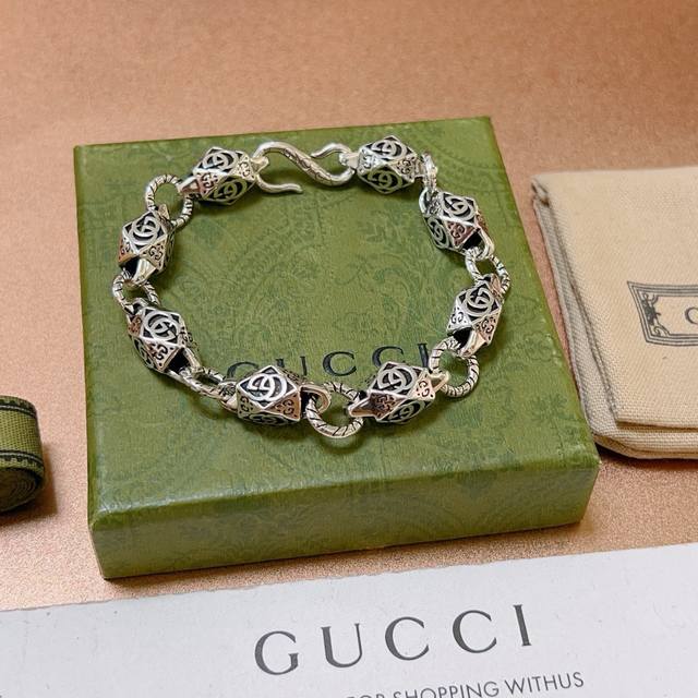 The latest Gucci bracelet is a classic and exquisite one. No matter the style o