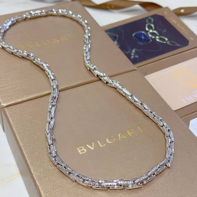 High-quality Bulgari necklace made of V gold. The Bulgari Divas' Dream series i
