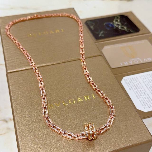 Bulgari necklace V gold material. The Bulgari Divas' Dream series is perfect in