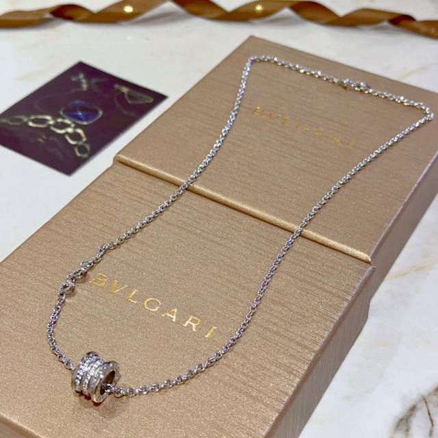Bulgari necklace V gold material. The Bulgari Divas' Dream series is perfect in