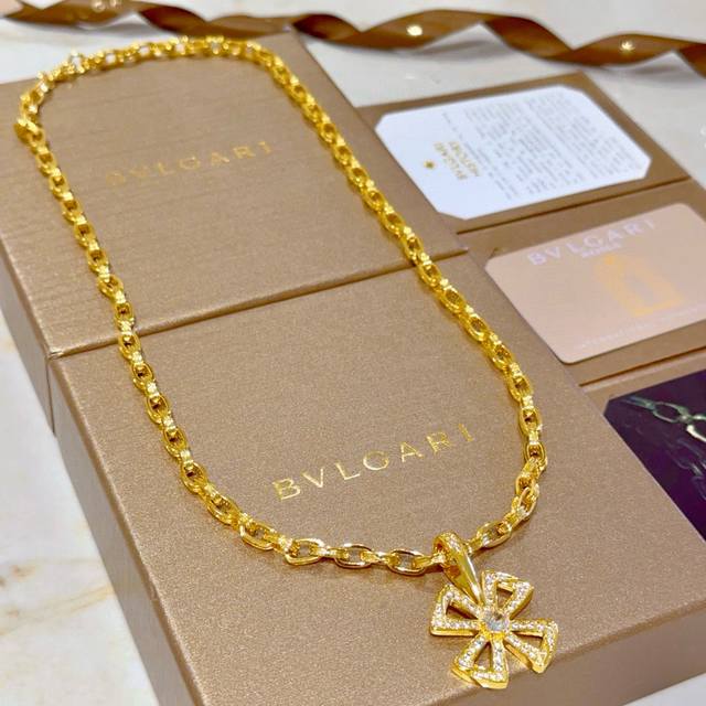 Bulgari necklace V gold material. The Bulgari Divas' Dream series is perfect in