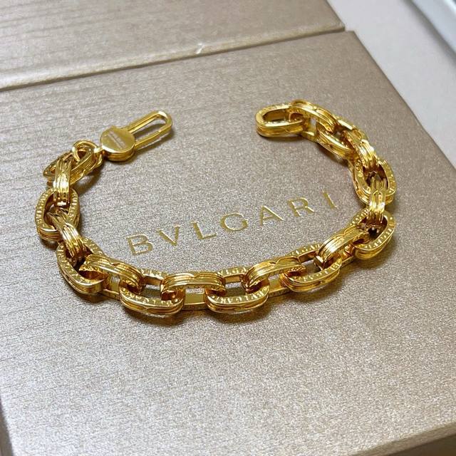 Bvlgari bracelet V gold material Bvlgari Bvlgari Divas' Dream series is perfect
