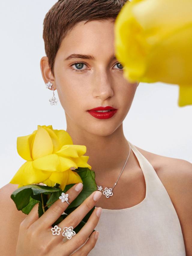 We produce two-flower rings, which can be customized with 18K real gold and real