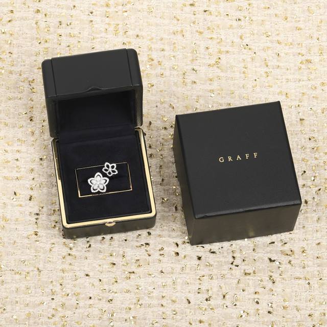 We produce two-flower rings, which can be customized with 18K real gold and real