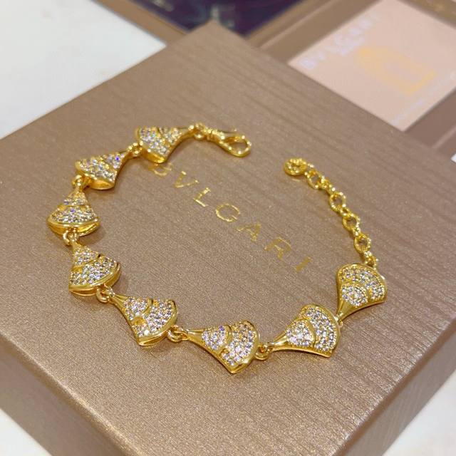 Bulgari bracelet V gold material Bvlgari Bulgari Divas' Dream series is perfect