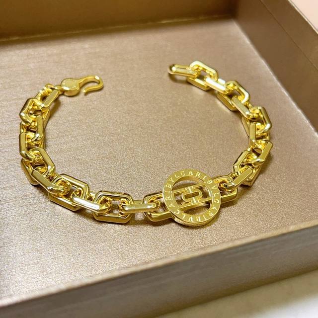 Bvlgari bracelet V gold material Bvlgari Bvlgari Divas' Dream series is perfect