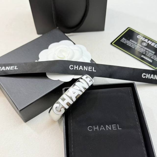 The latest Chanel bracelet is super exquisite Bling Bling, goddess temperament,