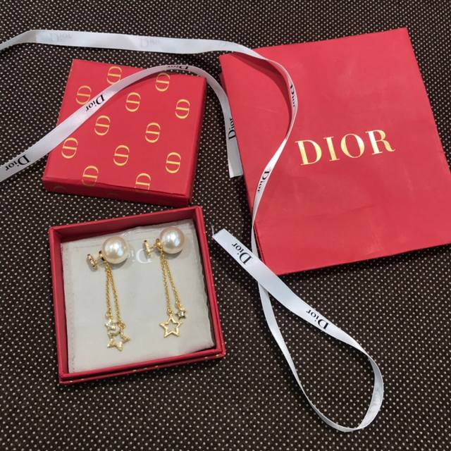 The latest Dior earrings, high quality, original pure silver needles, elegant a