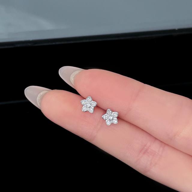 Colored WhiteThe diamond flowers of Wild Flower earrings bloom lightly and elega